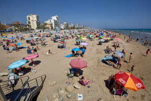 Βαρκελώνη: «Βούλιαξαν» οι παραλίες από κατοίκους που αψήφησαν τον κορονοϊό