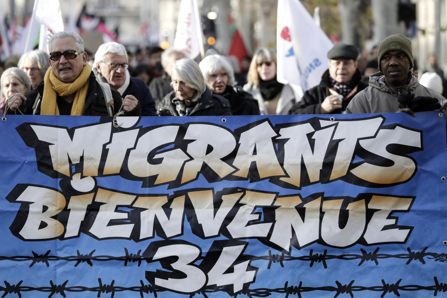 Πάνε «κουβά» άρθρα για το αντιμεταναστευτικό στην Γαλλία, κρίθηκαν αντισυνταγματικά