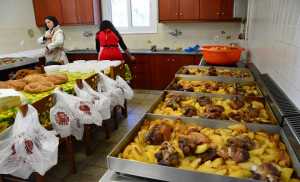 Γεύματα αγάπης σε όσους έχουν ανάγκη προσφέρουν οι δήμοι (φωτο:ΑΠΕ)