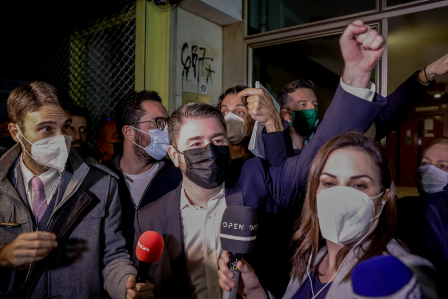 Εκλογές ΚΙΝΑΛ-Ανδρουλάκης: «Το ΠΑΣΟΚ επέστρεψε» - Προς αναμέτρηση με Παπανδρέου στον β΄ γύρο