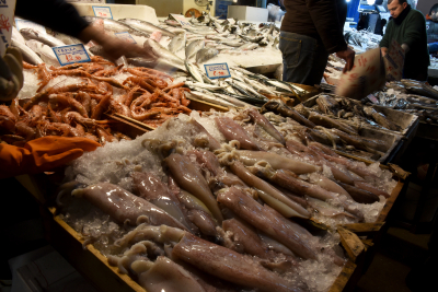 Κλείδωσε το καλάθι της ψαραγοράς: Οι τιμές για γαρίδες, καλαμαράκια και ψάρια