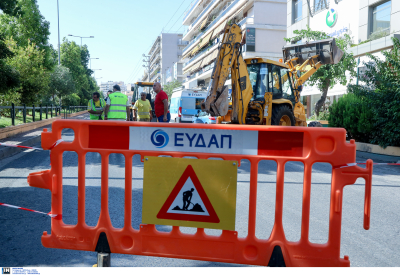Λεωφόρος Αθηνών: Έσπασε αγωγός της ΕΥΔΑΠ, μεγάλα προβλήματα στην κυκλοφορία των οχημάτων