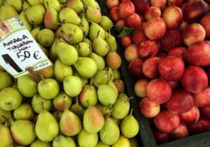 Δεσμεύτηκαν πέντε τόνοι αχλαδιών και μήλων στο Ρέντη