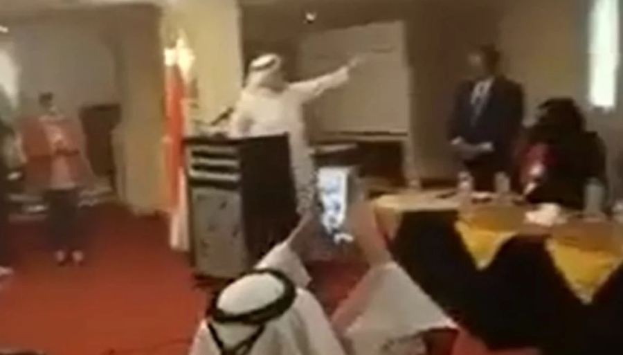 Βίντεο - σοκ: Σαουδάραβας πρέσβης κατέρρευσε και πέθανε κατά τη διάρκεια συνεδρίου