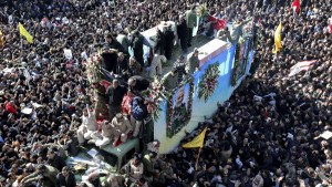 Αναβάλλεται η ταφή του Σουλεϊμανί: Ποδοπατήθηκε πλήθος στην κηδεία, 50 νεκροί (video)
