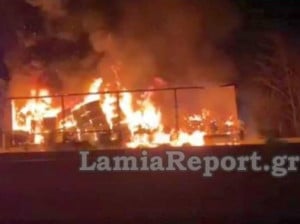 Φωτιά σε νταλίκα στην Εθνική Οδό Αθηνών - Λαμίας, διακοπή κυκλοφορίας