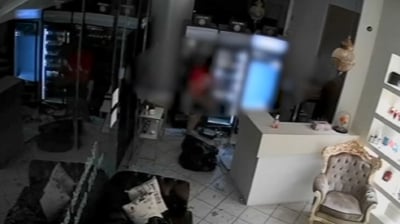 Συνελήφθη στενή συνεργάτης της Δήμητρας Κατσαφάδου: Οργάνωσε και συμμετείχε στην κλοπή στο μαγαζί της (βίντεο)