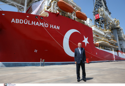 Το πλωτό γεωτρύπανο της Τουρκίας «Αμπντουλχαμίντ Χαν» έφτασε στο σημείο της γεώτρησης (βίντεο)