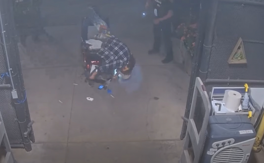 ΗΠΑ: Αστυνομικός εκτός υπηρεσίας σκοτώνει ανάπηρο, ύποπτο για κλοπή - Πολύ σκληρές εικόνες (βίντεο)