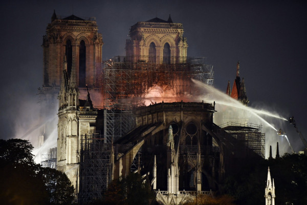 Ο καύσωνας απειλεί τον Καθεδρικό Ναό της Παναγίας των Παρισίων
