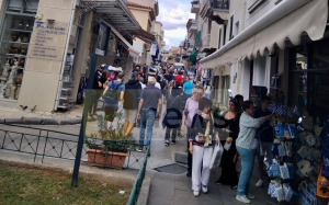 Οι τουρίστες «μένουνε Αθήνα» και τον Οκτώβριο, «έχουμε γονατίσει από τη δουλειά»