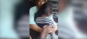 Την έσωσαν τελευταία στιγμή από ακαριαίο θάνατο σε τρένο στην Ινδία (βίντεο)