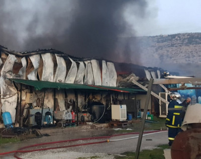 Καταστράφηκε μέρος του εργοστασίου Υφαντής στα Τρίκαλα από τη μεγάλη φωτιά