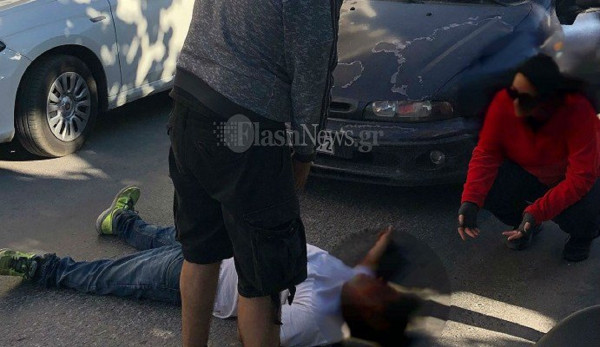 Αναστάτωση στην Κρήτη: Έξαλλος νεαρός ξάπλωσε στη μέση του δρόμου και φώναζε «διορίστε με» (pics)