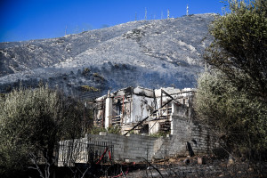 Φωτιά στον Υμηττό: Καταγγελίες για έκρηξη πριν από την πυρκαγιά - Σε ύφεση το μέτωπο (pics)