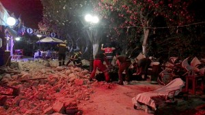Σεισμός στην Κώ: Η στιγμή που η ΕΜΑΚ ανασύρει τους νεκρούς από το μπαρ