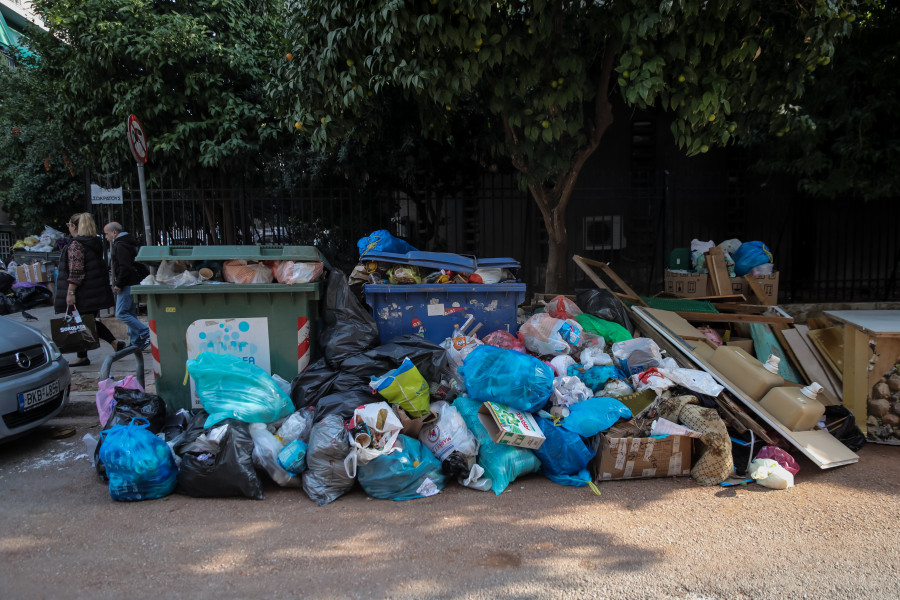 «Πνίγηκε» στα σκουπίδια το Μεσολόγγι: Κηρύχθηκε σε κατάσταση έκτακτης ανάγκης