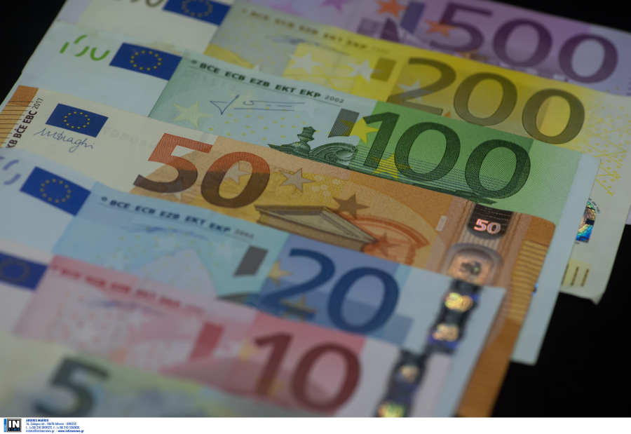 «Ψήνεται» έκτακτο δώρο Πάσχα 250 ευρώ: Οι δικαιούχοι που έχουν «πέσει στο τραπέζι»