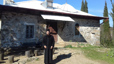 Όταν ο δράστης της επίθεσης στη Μονή Πετράκη κυνηγούσε μια γυναίκα με καδρόνι (βίντεο)