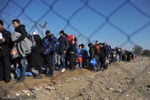 FT: Τεράστια πρόστιμα για τις χώρες που αρνούνται τους πρόσφυγες