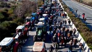Μπλόκα αγροτών: Τα τρακτέρ «εισβάλλουν» στην Αθήνα