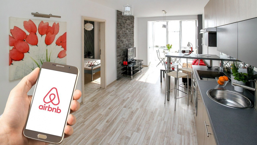 Airbnb: Πάρτι τέλος στα ενοικιαζόμενα, απελευθερώνεται ο αριθμός των φιλοξενούμενων