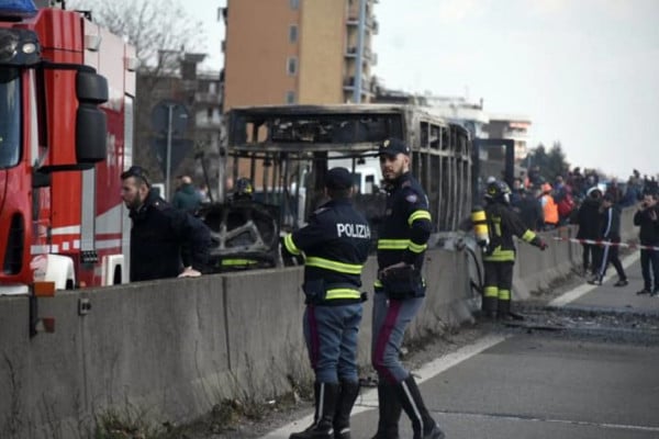 Συναγερμός στο Μιλάνο: Οδηγός πυρπόλησε λεωφορείο με 51 μαθητές