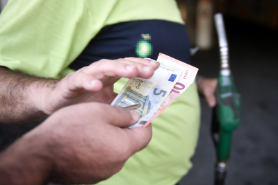 Πάσχα με βενζίνη στα 2 ευρώ το λίτρο, «φωτιά» ξανά στα καύσιμα μετά την αλματώδη αύξηση της τιμής του πετρελαίου