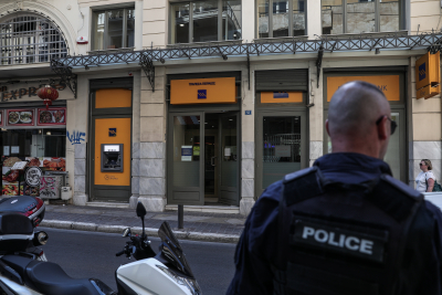 Ένοπλη ληστεία σε τράπεζα: Σαρώνει υπόπτους η ΕΛΑΣ, πού εστιάζει τις έρευνες