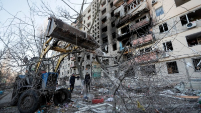 Πόλεμος στην Ουκρανία: Στις φλόγες τρεις πολυκατοικίες στο Κίεβο μετά από νέο «γύρο» ρωσικών βομβαρδισμών, δύο νεκροί και μάχη για τους εγκλωβισμένους