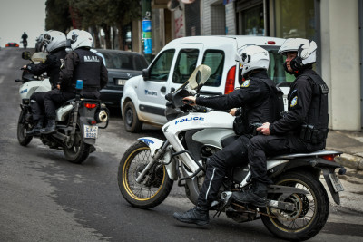 Σοβαρό τροχαίο με αστυνομικούς μετά από επιχείρηση σύλληψης ναρκεμπόρων στη Βούλα