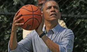 Εξωφρενικό το ποσό που πουλήθηκε η φανέλα μπάσκετ του Ομπάμα από το Γυμνάσιο