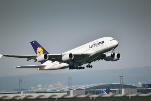 Η Lufthansa κόβει 900 πτήσεις τον Ιούλιο λόγω έλλειψης προσωπικού