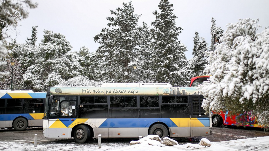 Χάος από τον χιονιά στην Αθήνα: Χωρίς λεωφορεία και τρόλεϊ αύριο
