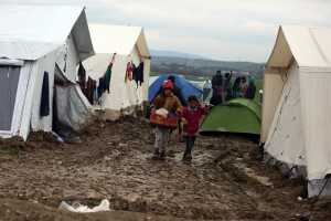 Περιφέρεια Δ. Μακεδονίας: Δωρεά 15.000 αδιάβροχων για τους πρόσφυγες της Ειδομένης