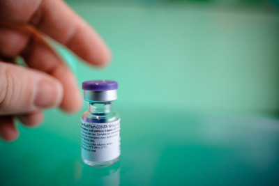 Κορονοϊός: Ένας στους τέσσερις στον κόσμο ενδέχεται να μην έχει εμβολιαστεί πριν από το 2022