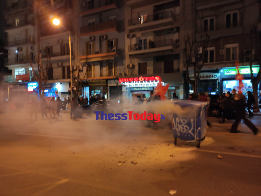 Επεισόδια στη Θεσσαλονίκη σε πορεία για τα Τέμπη, ζημιές σε καταστήματα