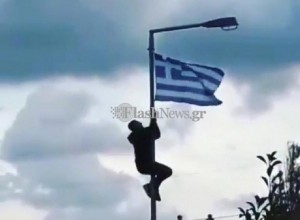 Μαθητής πήρε αποβολή γιατί ύψωσε την ελληνική σημαία στο σχολείο του