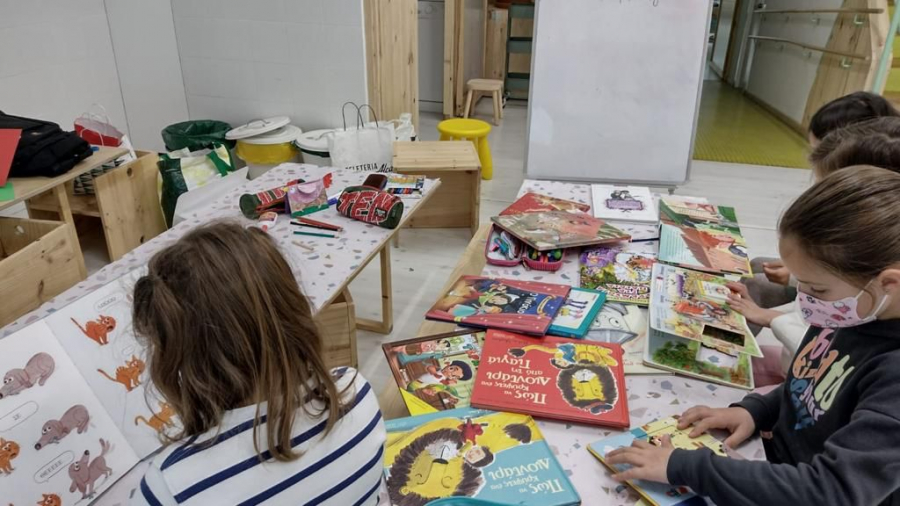 Το Μαξίμου έστειλε δεκάδες βιβλία σε παιδιά στη Μαδρίτη για την εκμάθηση της ελληνικής γλώσσας