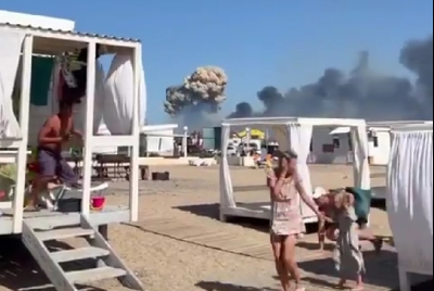 Οι Ρώσοι κάνουν διακοπές στις παραλίες της Κριμαίας με φόντο εκρήξεις και καπνούς (βίντεο)