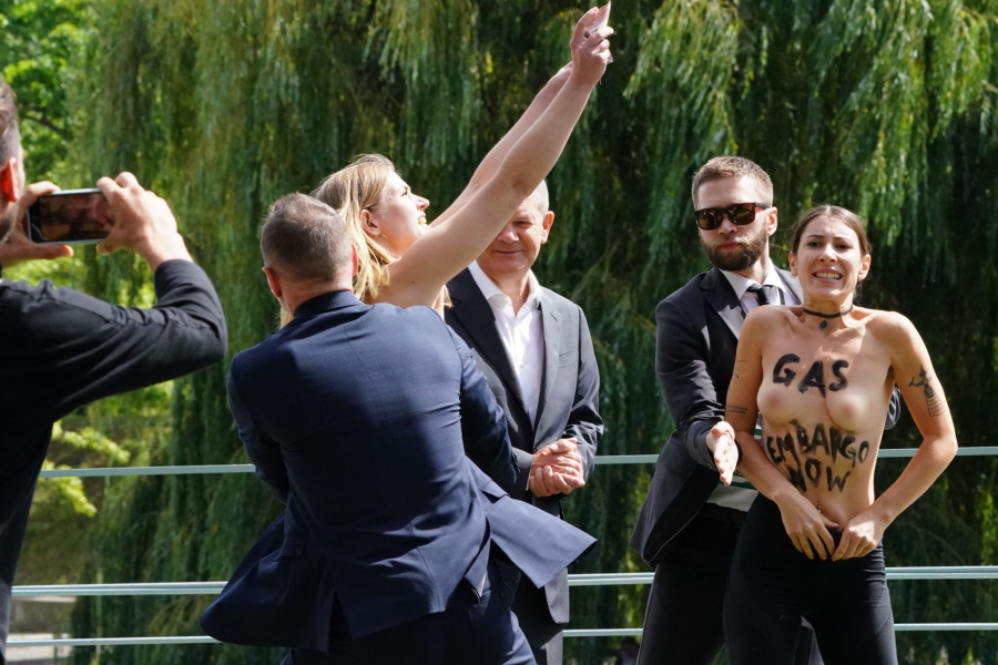 Δύο ακτιβίστριες γύμνωσαν τα στήθη τους ενώ φωτογραφίζονταν με τον καγκελάριο Σολτς