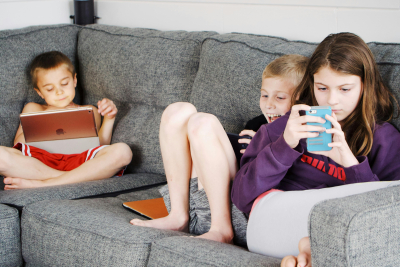 1.000 λέξεις χάνουν τα παιδιά όταν ασχολούνται με το κινητό για 172 λεπτά