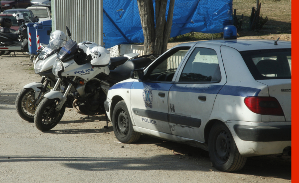 Συναγερμός με κλεμμένο αυτοκίνητο στο Νέο Κόσμο, βρέθηκε μέσα βαρύς οπλισμός