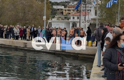 Θεοφάνεια: Μαθητής έπιασε πρώτος τον Σταυρό στα παγωμένα νερά της Εύβοιας