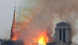 Συναγερμός στο Παρίσι: Στις φλόγες η Παναγία των Παρισίων τώρα (live)