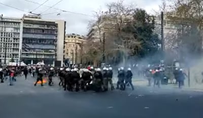 Καταγγελίες για απρόκλητη επίθεση των ΜΑΤ σε διαδηλωτές: Βίντεο - ντοκουμέντο από το Σύνταγμα