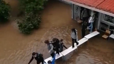 Κακοκαιρία «Μπάλλος»: Μαθητές φτιάχνουν γέφυρα με θρανία σε πλημμυρισμένο σχολείο στη Φιλαδέλφεια (βίντεο)