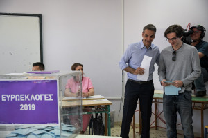 Στην Κηφισιά μαζί με τον γιο του ψήφισε ο Κυριάκος Μητσοτάκης - Τον ρώτησε τι θα ψηφίσει (video+pic)