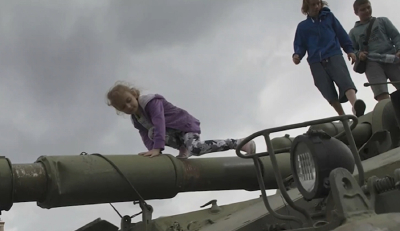 Τον γύρο του κόσμου κάνουν οι φωτογραφίες με ανήλικους στην Ουκρανία μπροστά σε κατεστραμμένα ρωσικά τανκς (βίντεο)