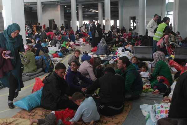 Αρνούνται να μετακινηθούν από το λιμάνι του Πειραιά οι μετανάστες